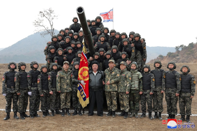 Kuzey Kore Lideri Kim, tanka binerek ABD ve Güney Kore'ye gözdağı verdi