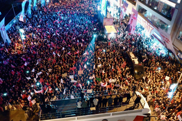 İmamoğlu'ndan gövde gösterisi! Seçim öncesi son konuşmasını AK Parti'nin kalesinde yaptı