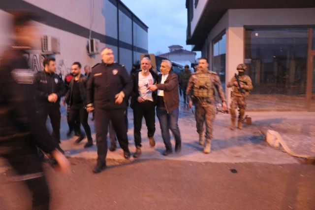 Sakarya'da çatıya çıkıp rastgele ateş açan eski polis memuru, ekipleri alarma geçirdi