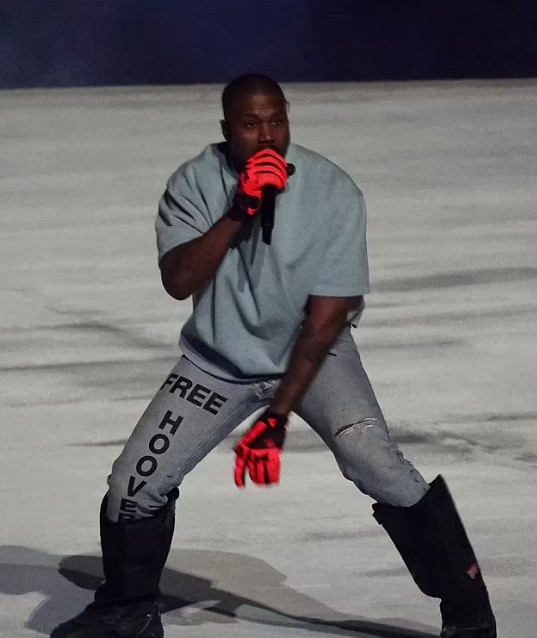 Kanye West'in konserinde ortalık karıştı! Trans birey önüne geçen herkesi yumrukladı