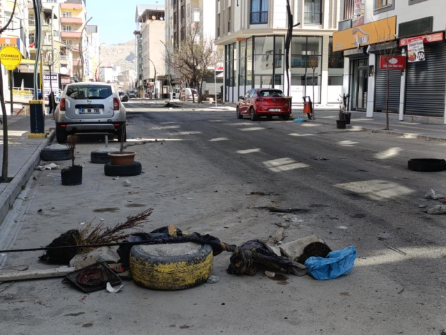 Van'da gece boyunca süren mazbata protestoları sonrası sokakların son hali! Esnaf kepenkleri açmadı