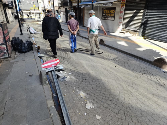 Van'da gece boyunca süren mazbata protestoları sonrası sokakların son hali! Esnaf kepenkleri açmadı