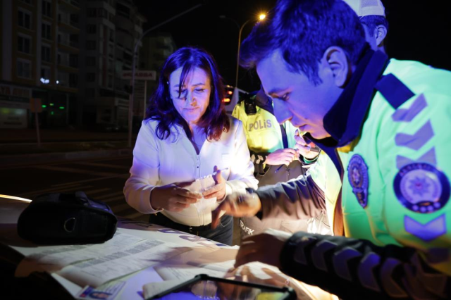 Alkollü sürücü, polisi terletti: Üfleme eğitimi verilen kadın 44'ncü seferde başardı