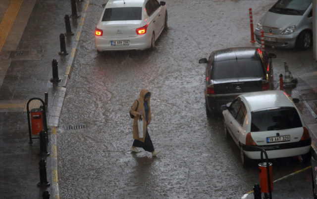 Çorum'da aşırı yağış! Yollar göle döndü, evleri su bastı