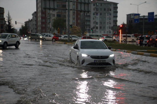 Çorum'da aşırı yağış! Yollar göle döndü, evleri su bastı