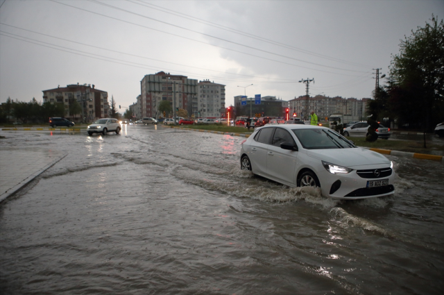 Çorum'da aşırı yağış! Yollar göle döndü, evleri su bastı