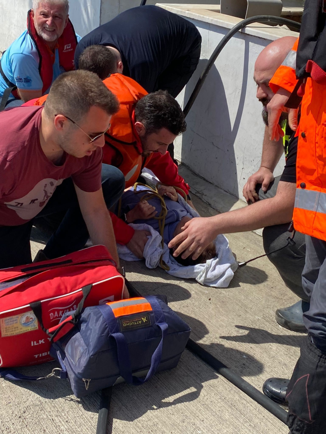 Kadıköy'de deniz taksi ile kano çarpıştı, bir kadının ayağı koptu