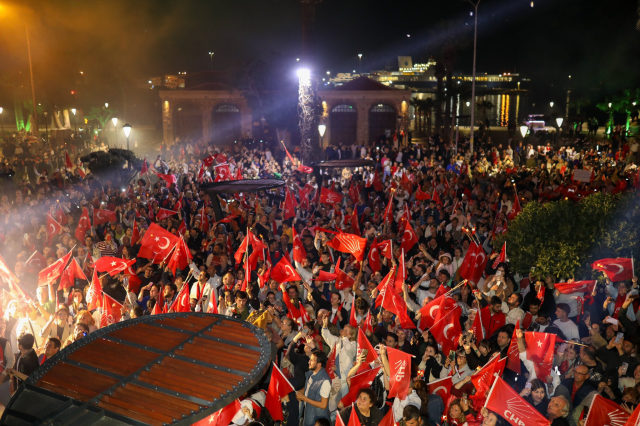 CHP'nin adayı Lâl Denizli, Çeşme'nin ilk kadın belediye başkanı oldu