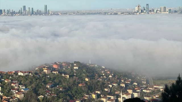 Boğaz bir anda gözden kayboldu! İstanbul'da film karesi gibi anlar