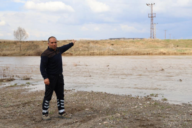 Kar suları eriyince köyde ulaşım 70 km daha uzadı! Çiftçiler köprü istiyor