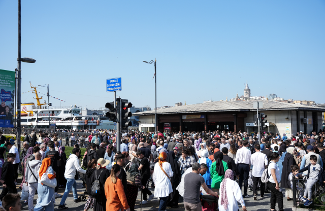 Ramazan Bayramı'nı fırsat bilenler Eminönü'ne akın etti