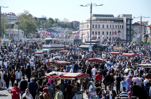 Ramazan Bayramı'nı fırsat bilenler Eminönü'ne akın etti