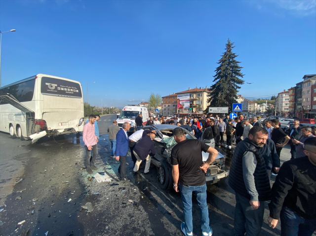 Bolu'da otobüse çarpan otomobil kağıt gibi ezildi: 2 ölü, 1 ağır yaralı