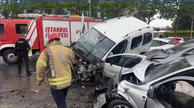 Beşiktaş Büyükdere Caddesi'nde zincirleme kaza! Yaralılar var, çok sayıda ekip bölgede