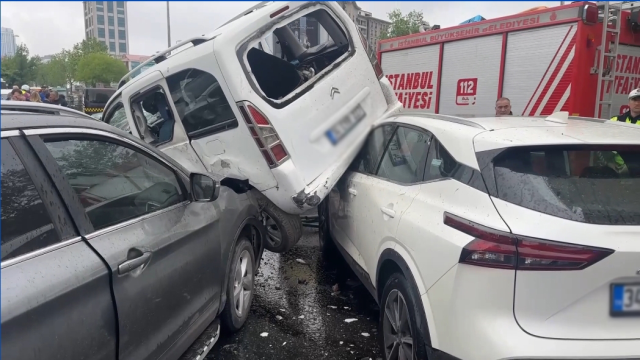 Beşiktaş Büyükdere Caddesi'nde zincirleme kaza! Yaralılar var, çok sayıda ekip bölgede