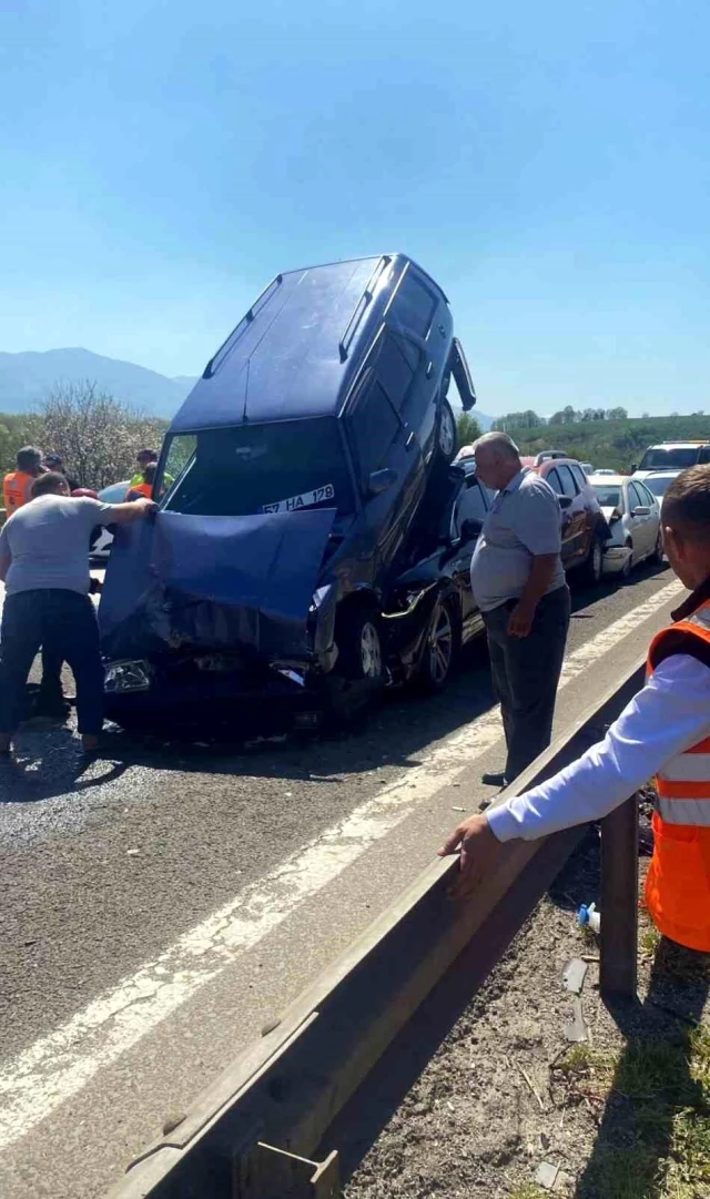 Anadolu Otoyolu Sakarya geçişinde 9 araçlı zincirleme trafik kazası