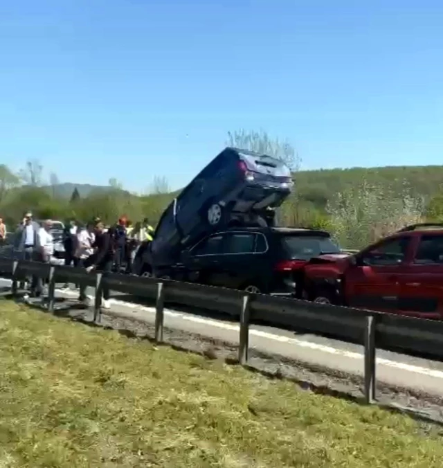 Anadolu Otoyolu Sakarya geçişinde 9 araçlı zincirleme trafik kazası