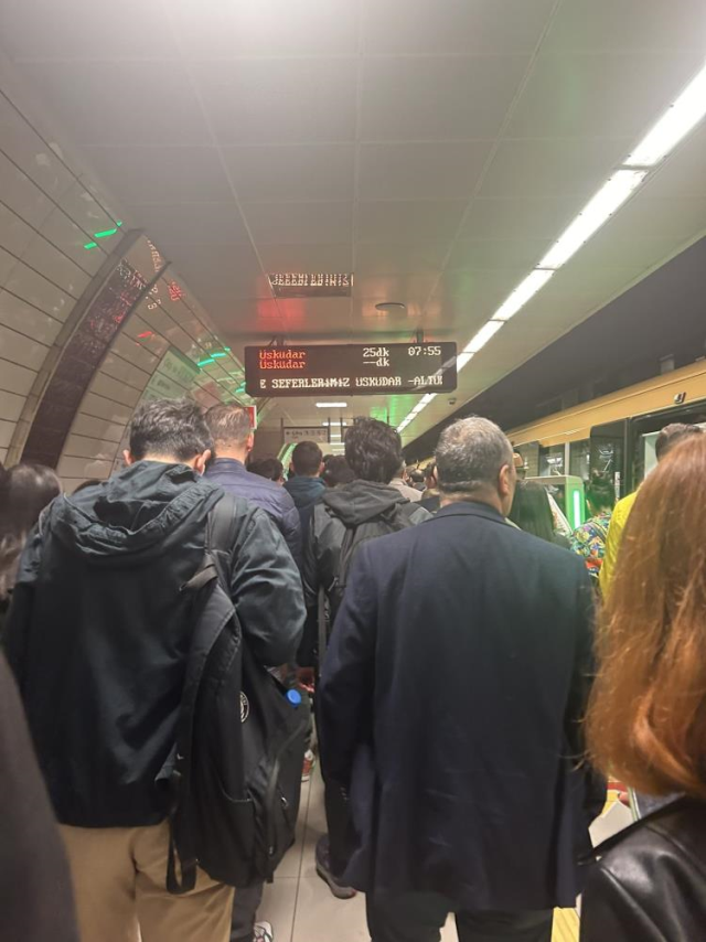 Saatlerdir hizmet veremeyen Üsküdar - Samandıra Metro Hattı'nda metro hattında trenlerin kafa kafaya çarpıştığı ortaya çıktı