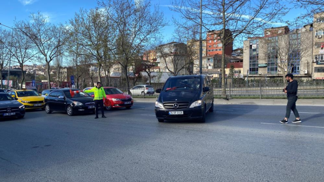 Çocuklar, el frenini indirdi, kayan araç kaza yaparak caddeye çıktı