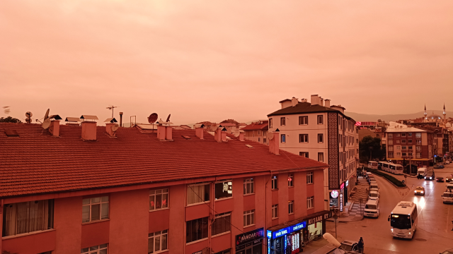 Bolu'da toz taşınımı etkisi! Gökyüzü kırmızıya büründü