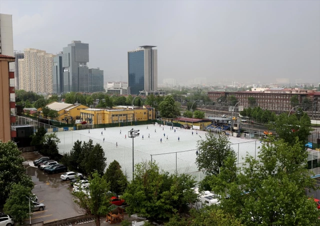 Ankara'ya ceviz büyüklüğünde dolu yağdı! 5 dakikada her yer beyaza büründü