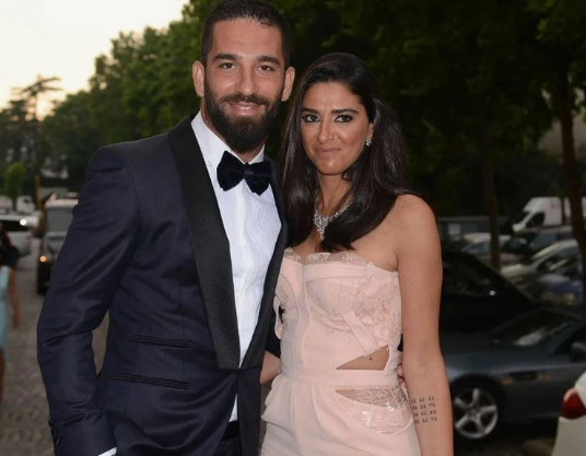 Arda Turan, eşi Aslıhan Doğan'a 2.1 milyon euroluk araba hediye etti