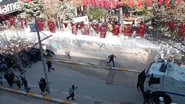 Öfkeli grup, MHP bayrağının asılı olduğu evi taşa tuttu