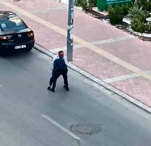 Antalya'da bir kişi, trafikte tartıştığı sürücüyü yere yatırıp defalarca yumrukladı