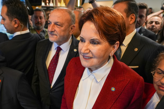 İYİ Parti'de devir teslim töreni! Akşener koltuğu Dervişoğlu'na bıraktı