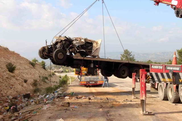 Ölüm virajı bir can daha aldı! Kamyonun hali kazanın şiddetini gözler önüne seriyor