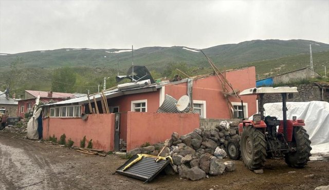 Erzurum'da hortum nedeniyle birçok ev ve okulun çatısı uçtu