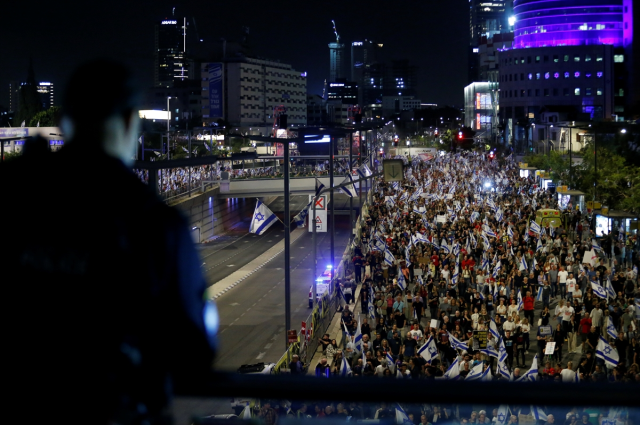 Tel Aviv'de binlerce kişi ateşkes için sokaklara döküldü: Ya kabul edin ya da sokakları yakarız