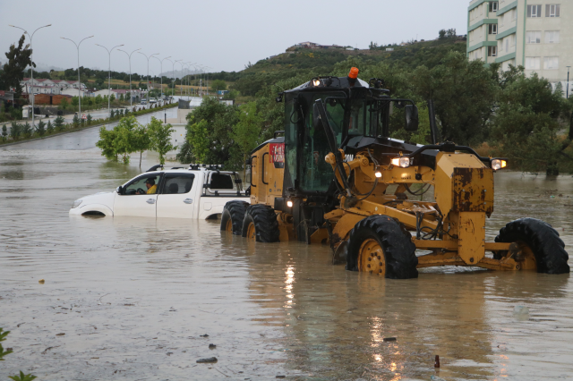 Hatay'da şiddetli yağışlarda yollar göle döndü