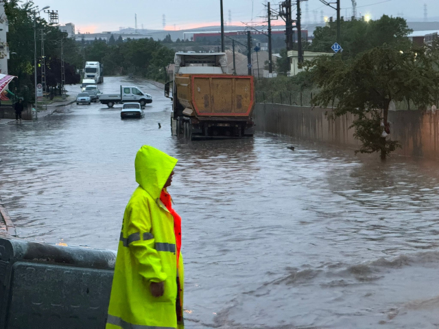 Ankara'da sağanak yağış! Ev ve iş yerlerini su bastı, sokaklar göle döndü