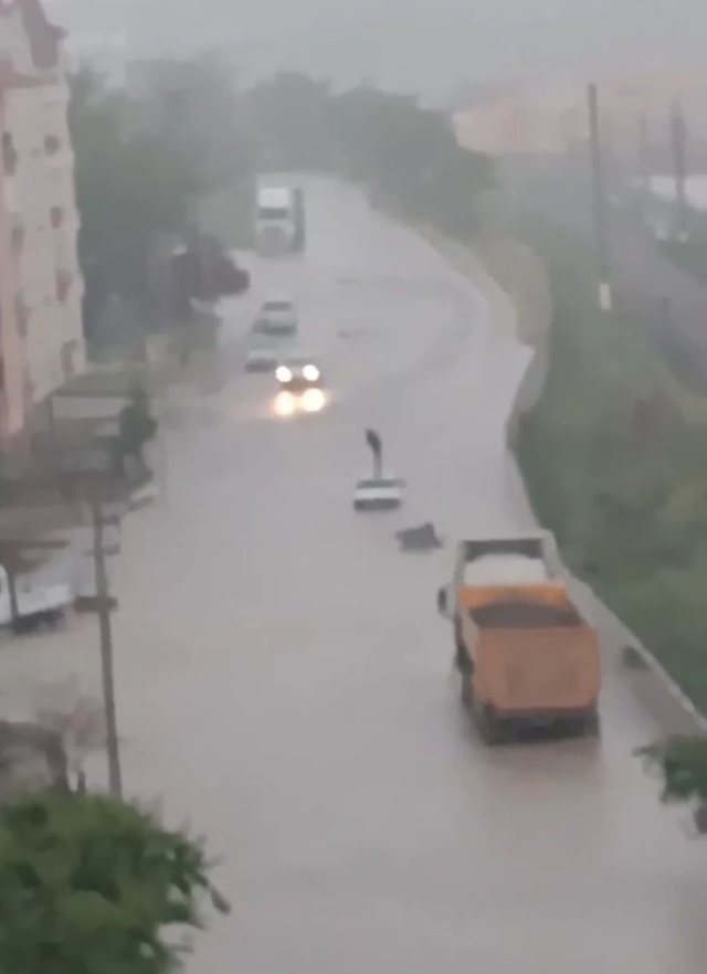 Ankara'da sağanak yağış! Ev ve iş yerlerini su bastı, sokaklar göle döndü